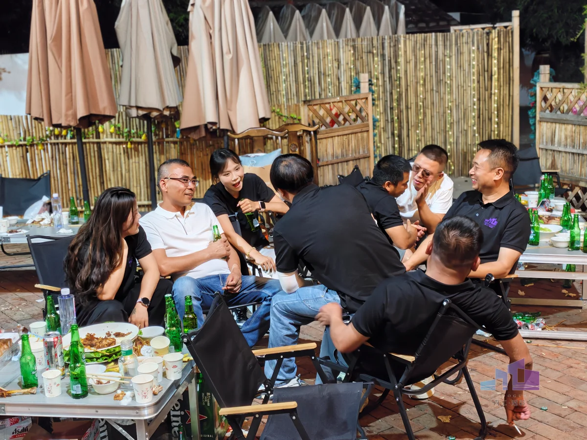 福建尚工乡墅装饰工程有限公司企业文化活动，员工在团建晚间户外营地享受烧烤聚餐与轻松交流。