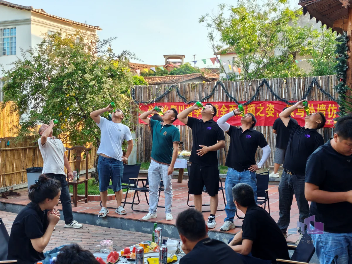 福建尚工乡墅装饰工程有限公司季度业绩庆祝活动，员工在团建现场进行趣味喝饮料挑战赛，展现热烈、积极的企业文化。