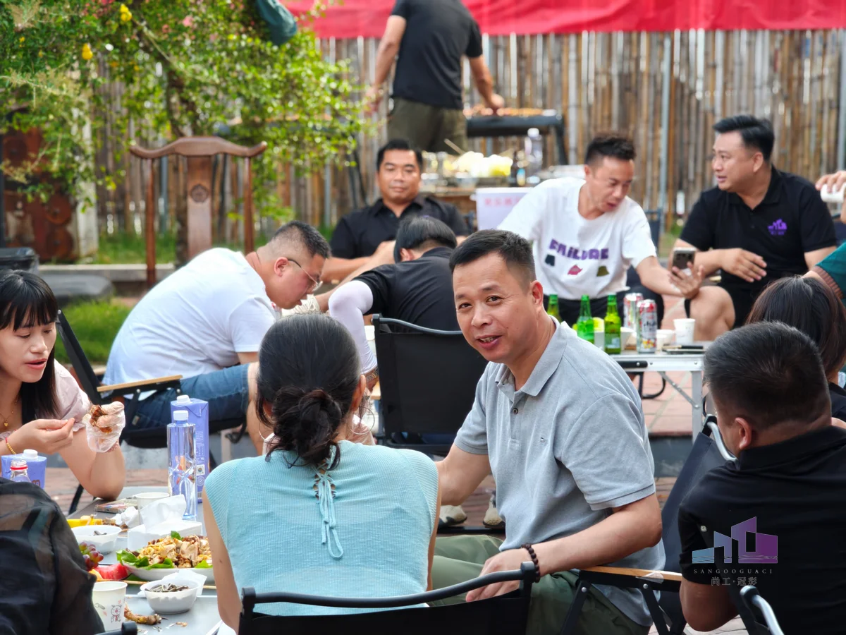 福建尚工乡墅装饰工程有限公司团建风采剪影，员工在户外烧烤聚餐活动中定格温馨、自信的互动瞬间。