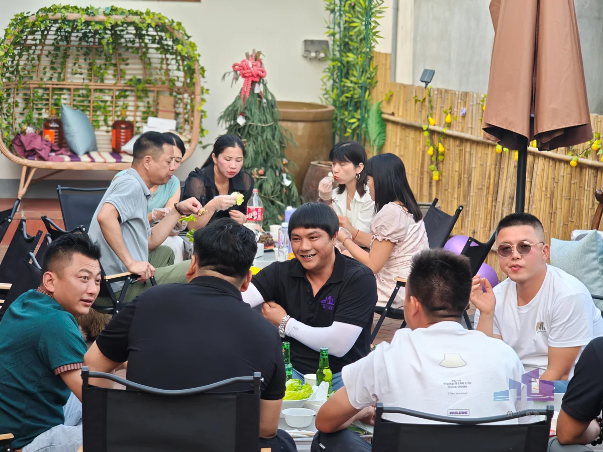 福建尚工乡墅装饰工程有限公司团队风采，员工在户外团建聚餐中绽放灿烂笑容，展现积极阳光的精神面貌。