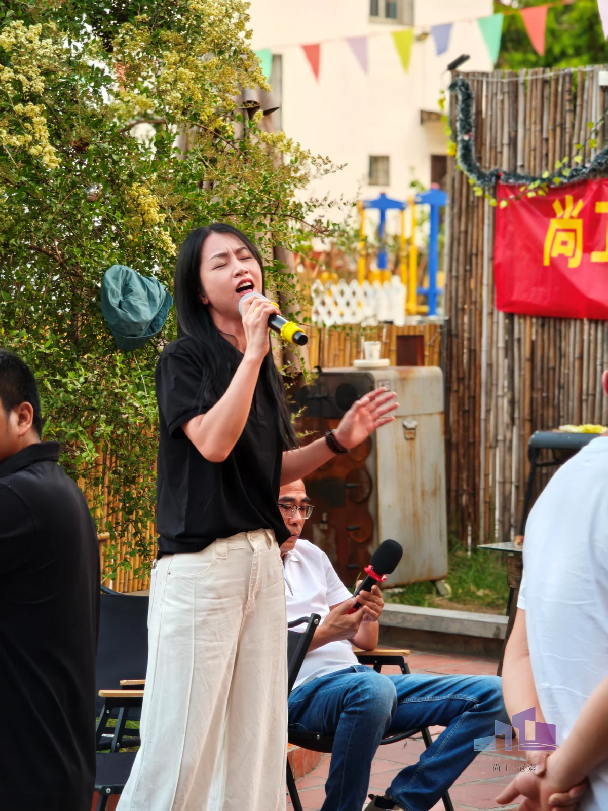 福建尚工乡墅装饰工程有限公司员工风采，优秀女员工在户外团建晚会现场投入地高歌。
