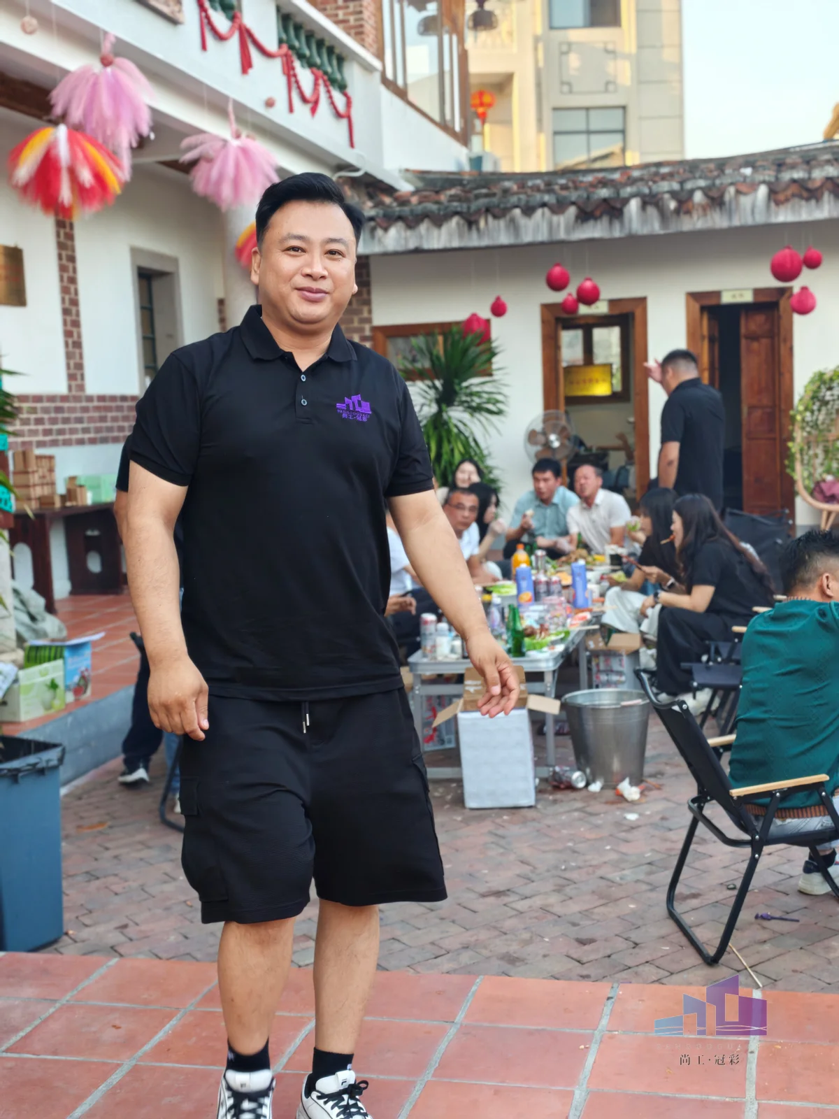 福建尚工乡墅装饰工程有限公司团队风采，优秀员工身着公司统一服装在团建聚餐现场展现自信、热情的精神面貌。