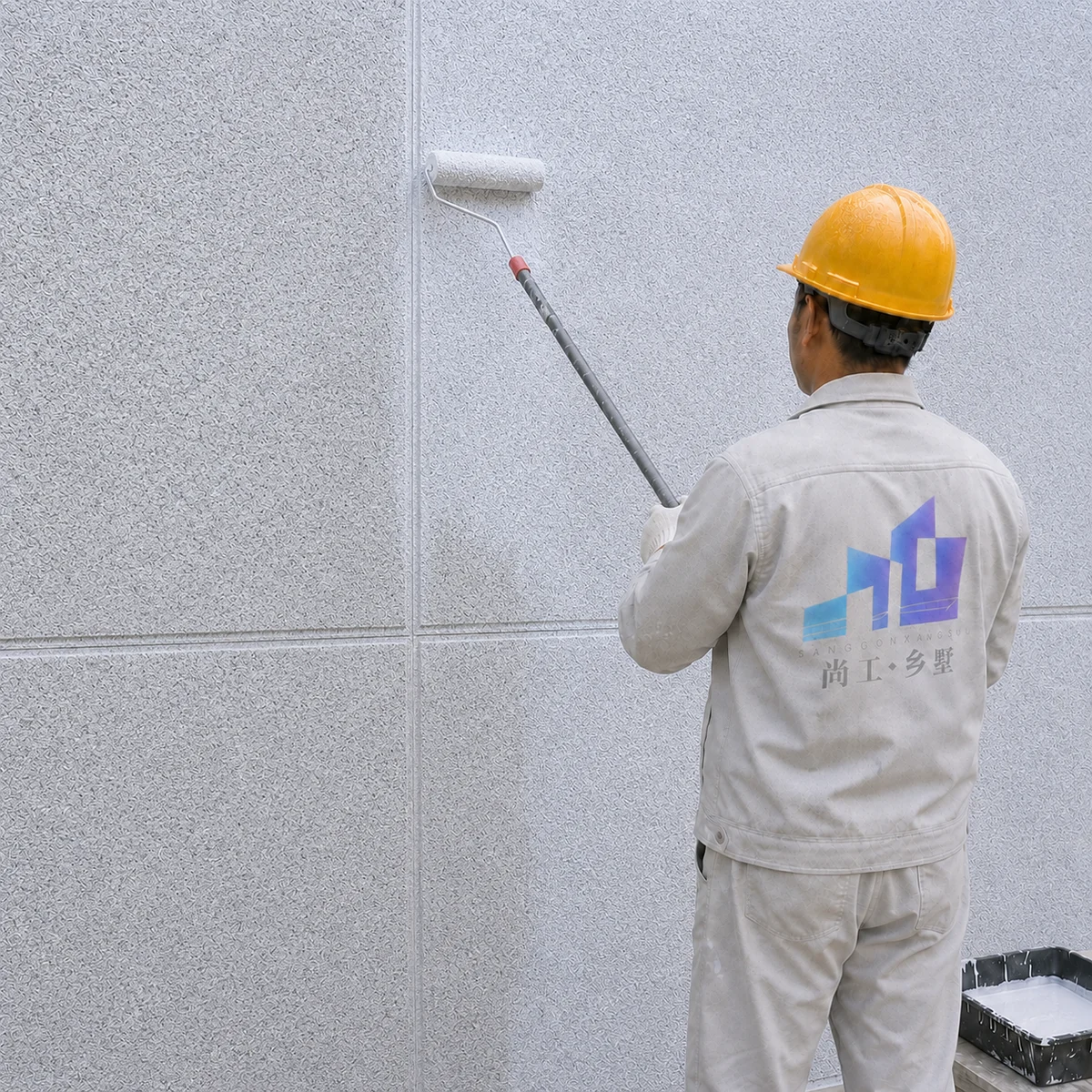 福建仿石漆自建别墅施工，尚工乡墅直营班组工匠手持长杆滚筒涂刷第一遍封闭抗碱外墙底漆