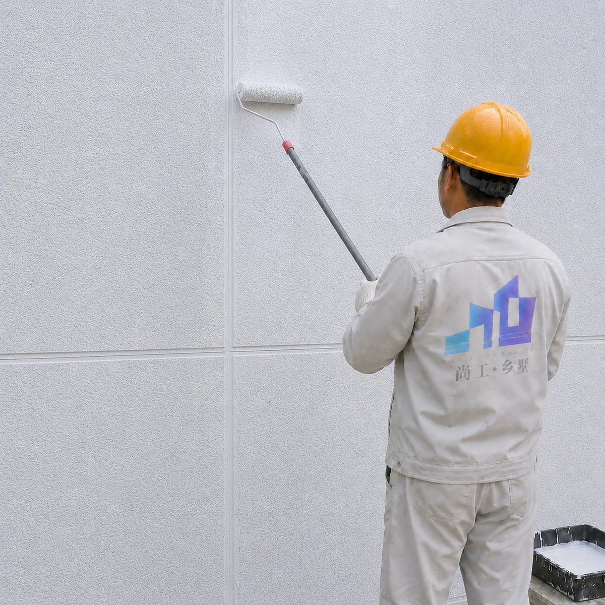 福建高端别墅外墙翻新施工，尚工乡墅工匠使用长杆滚筒涂刷第一遍有色抗碱外墙面漆