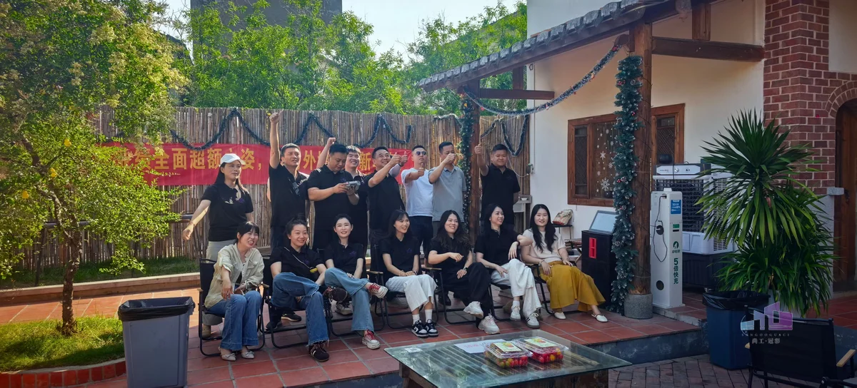 尚工乡墅自建房精英团队红砖自建别墅院落团建大合影